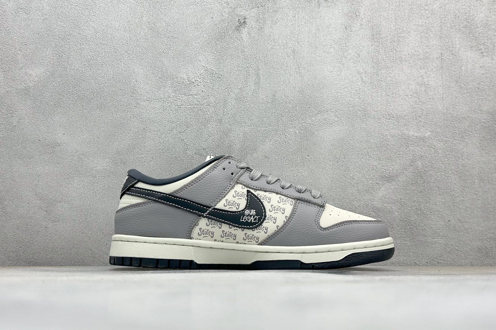 Nike SB Dunk Low“斯图西联名——白灰” 高端定制 低帮休闲板鞋 YF9511-909-High Quatity Cheap Brand wholesale wholesaler seller Clothes Bags handbags Sneakers Top Fashion Clothing Shoes from China Factory Chinese suppliers best Quality Beautiful Price Nike SB Dunk Low“斯图西联名——白灰” 高端定制 低帮休闲板鞋 YF9511-909