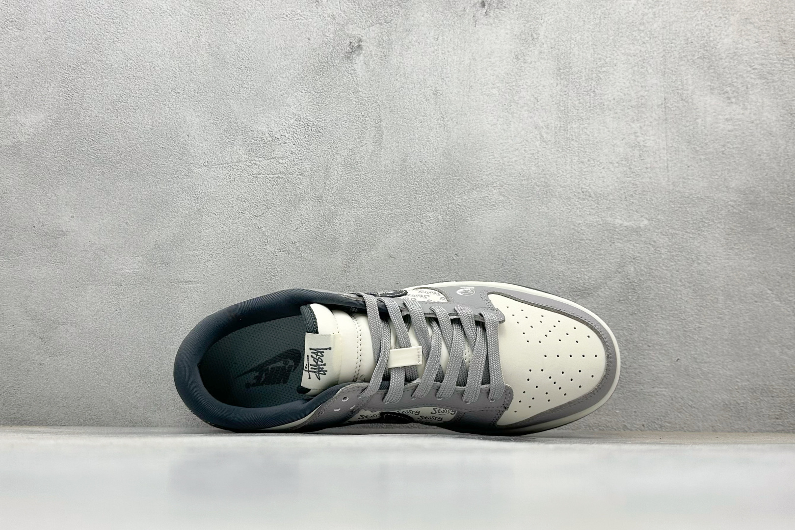 Nike SB Dunk Low“斯图西联名——白灰” 高端定制 低帮休闲板鞋 YF9511-909-High Quatity Cheap Brand wholesale wholesaler seller Clothes Bags handbags Sneakers Top Fashion Clothing Shoes from China Factory Chinese suppliers best Quality Beautiful Price Nike SB Dunk Low“斯图西联名——白灰” 高端定制 低帮休闲板鞋 YF9511-909