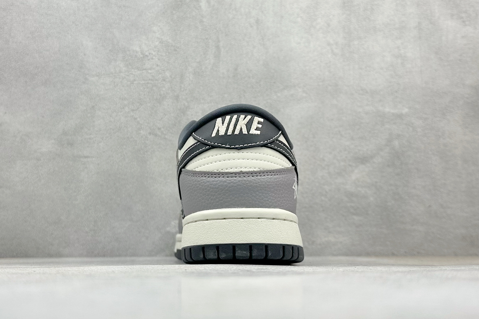 Nike SB Dunk Low“斯图西联名——白灰” 高端定制 低帮休闲板鞋 YF9511-909-High Quatity Cheap Brand wholesale wholesaler seller Clothes Bags handbags Sneakers Top Fashion Clothing Shoes from China Factory Chinese suppliers best Quality Beautiful Price Nike SB Dunk Low“斯图西联名——白灰” 高端定制 低帮休闲板鞋 YF9511-909