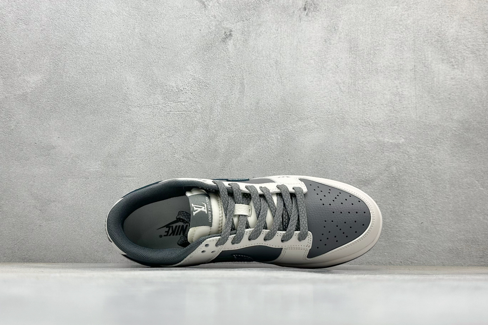 Nike SB Dunk Low x Louis Vuitton 白灰 HS2506-215-High Quatity Cheap Brand wholesale wholesaler seller Clothes Bags handbags Sneakers Top Fashion Clothing Shoes from China Factory Chinese suppliers best Quality Beautiful Price Nike SB Dunk Low x Louis Vuitton 白灰 HS2506-215