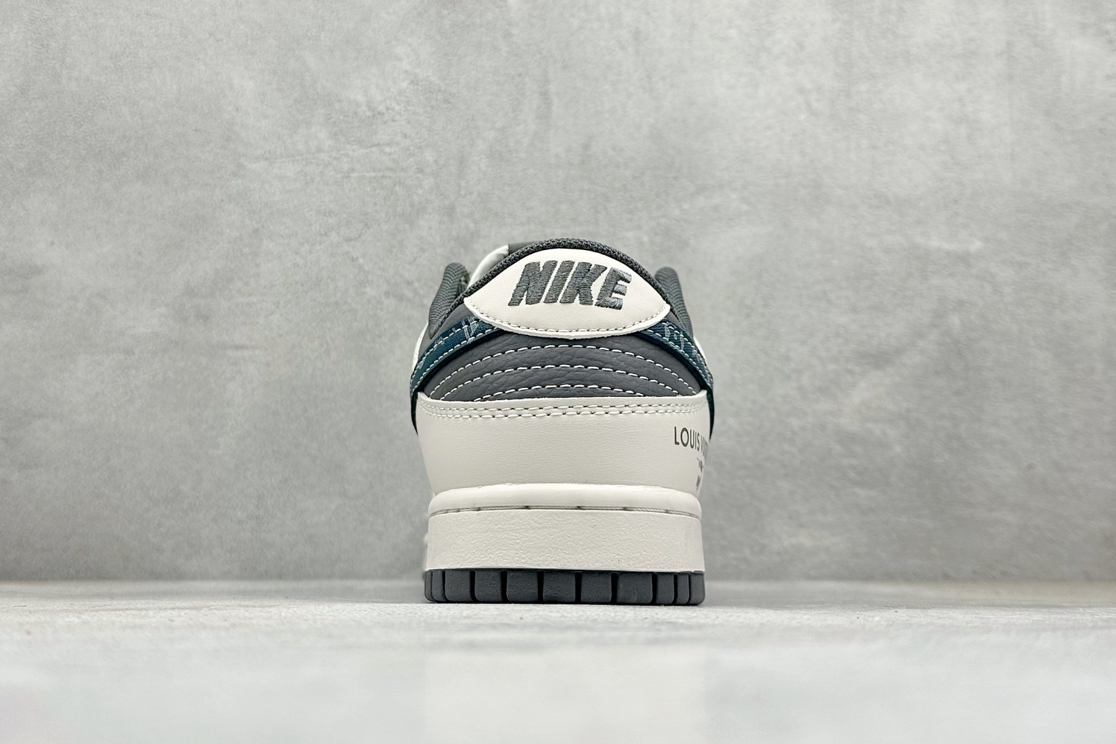 Nike SB Dunk Low x Louis Vuitton 白灰 HS2506-215-High Quatity Cheap Brand wholesale wholesaler seller Clothes Bags handbags Sneakers Top Fashion Clothing Shoes from China Factory Chinese suppliers best Quality Beautiful Price Nike SB Dunk Low x Louis Vuitton 白灰 HS2506-215