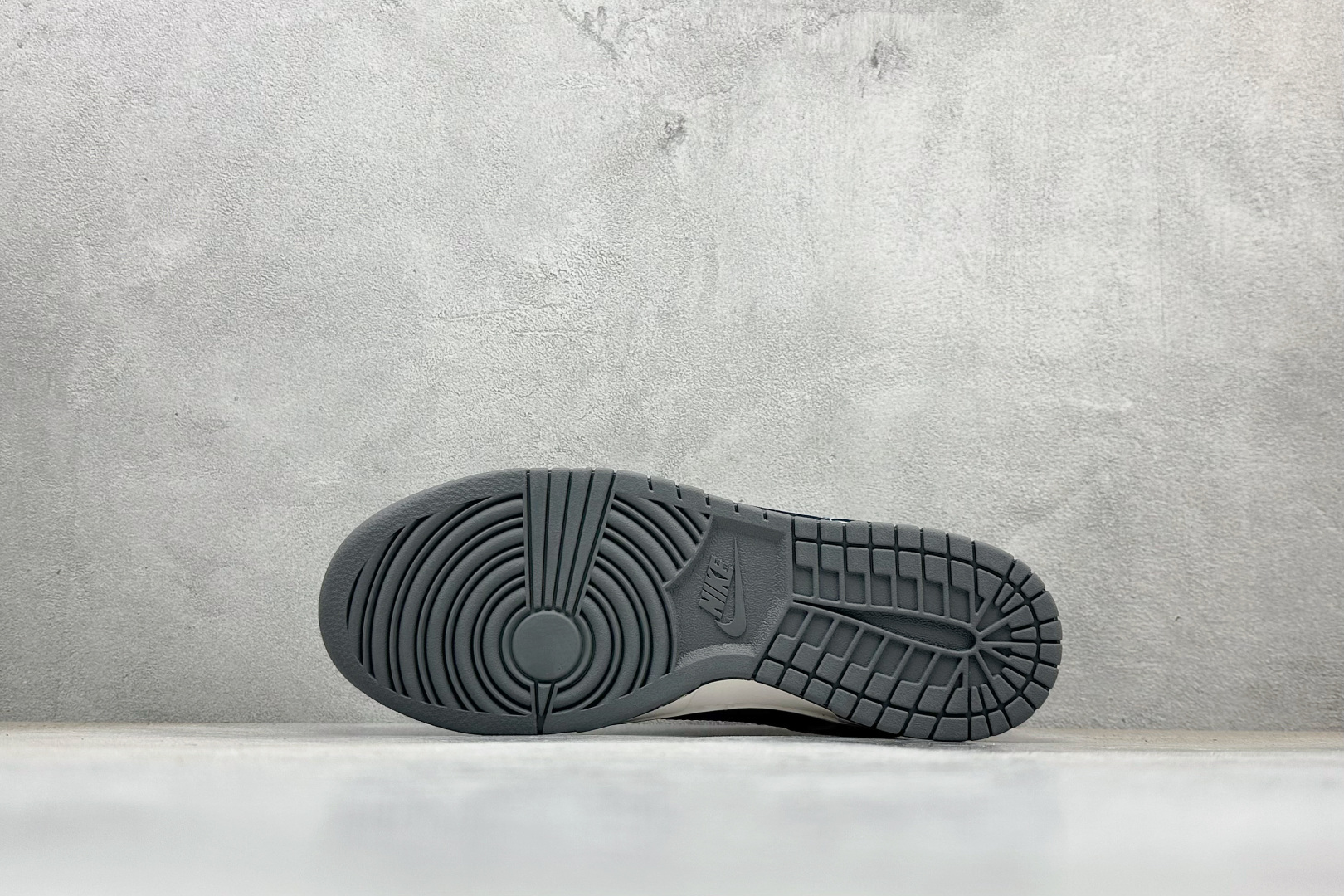 Nike SB Dunk Low x Louis Vuitton 白灰 HS2506-215-High Quatity Cheap Brand wholesale wholesaler seller Clothes Bags handbags Sneakers Top Fashion Clothing Shoes from China Factory Chinese suppliers best Quality Beautiful Price Nike SB Dunk Low x Louis Vuitton 白灰 HS2506-215