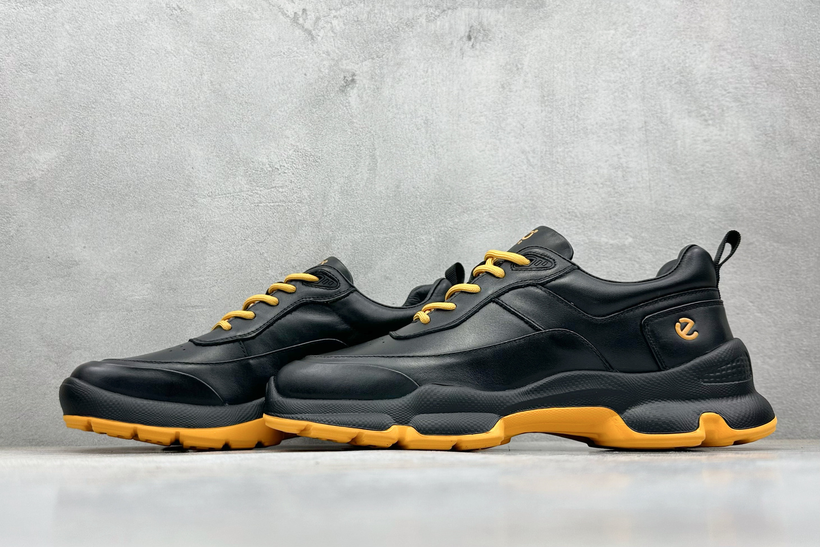 300 ECCO爱步运动鞋男 秋季双色拼接透气舒适跑步鞋 825922-01