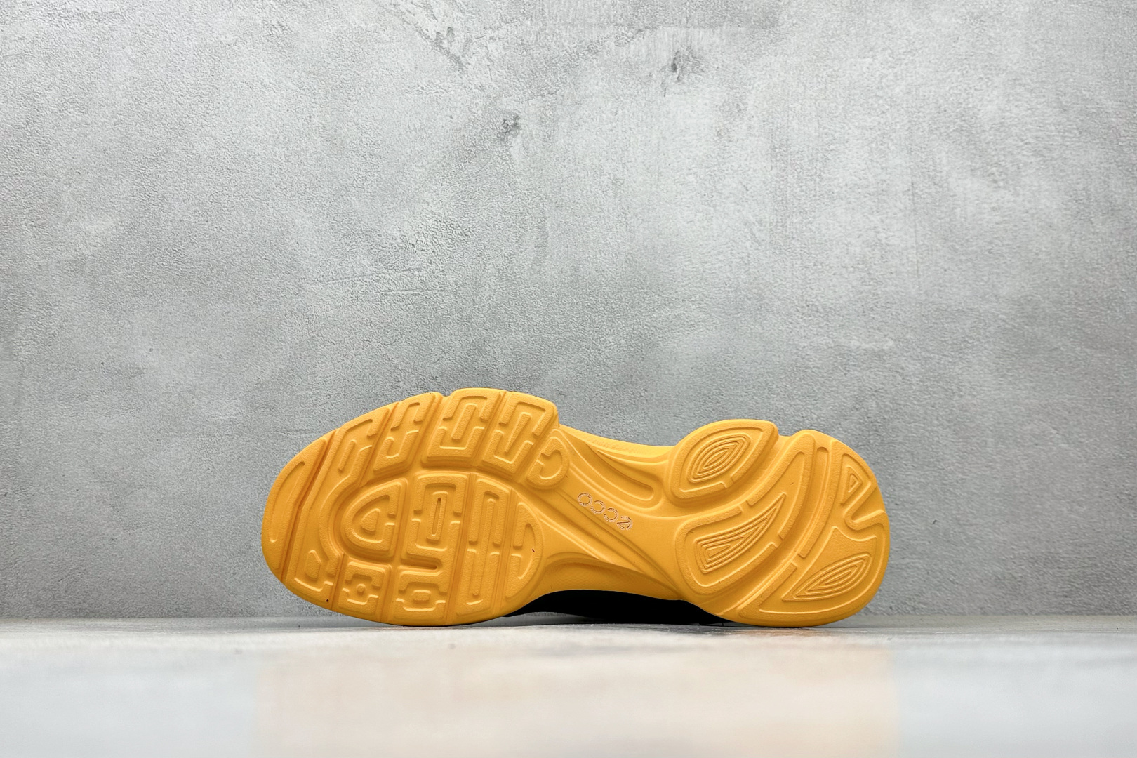 300 ECCO爱步运动鞋男 秋季双色拼接透气舒适跑步鞋 825922-01