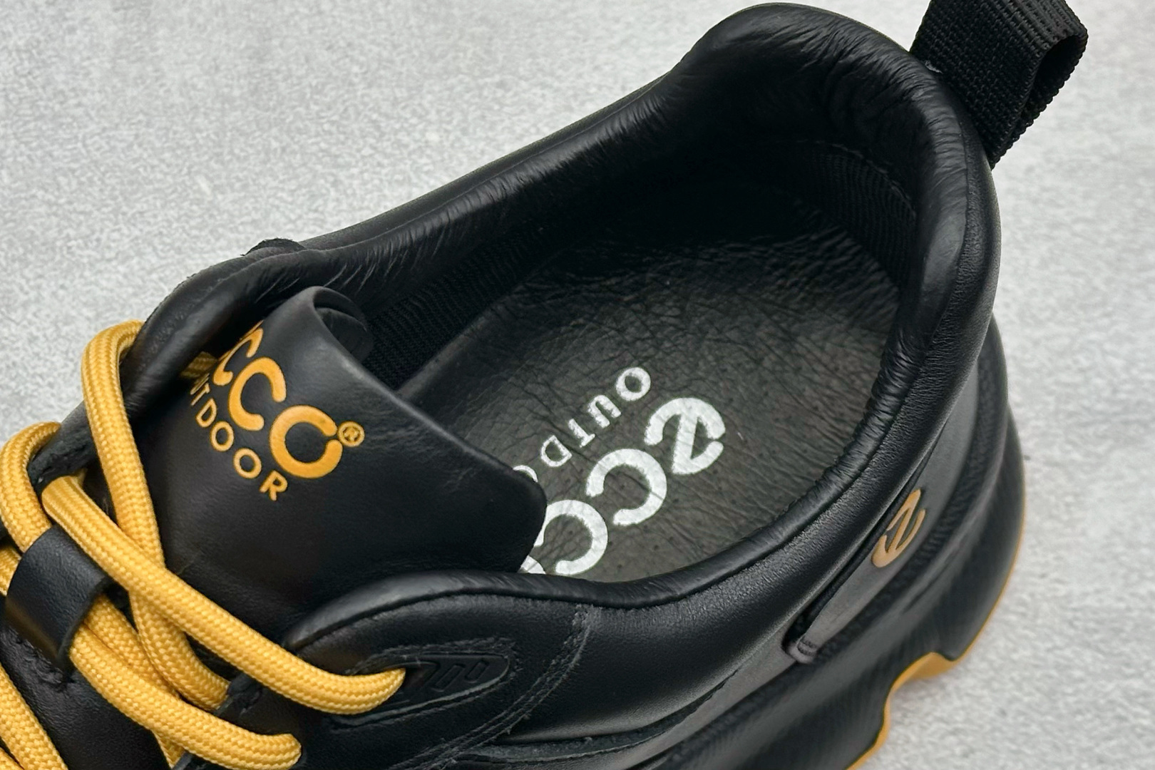 300 ECCO爱步运动鞋男 秋季双色拼接透气舒适跑步鞋 825922-01