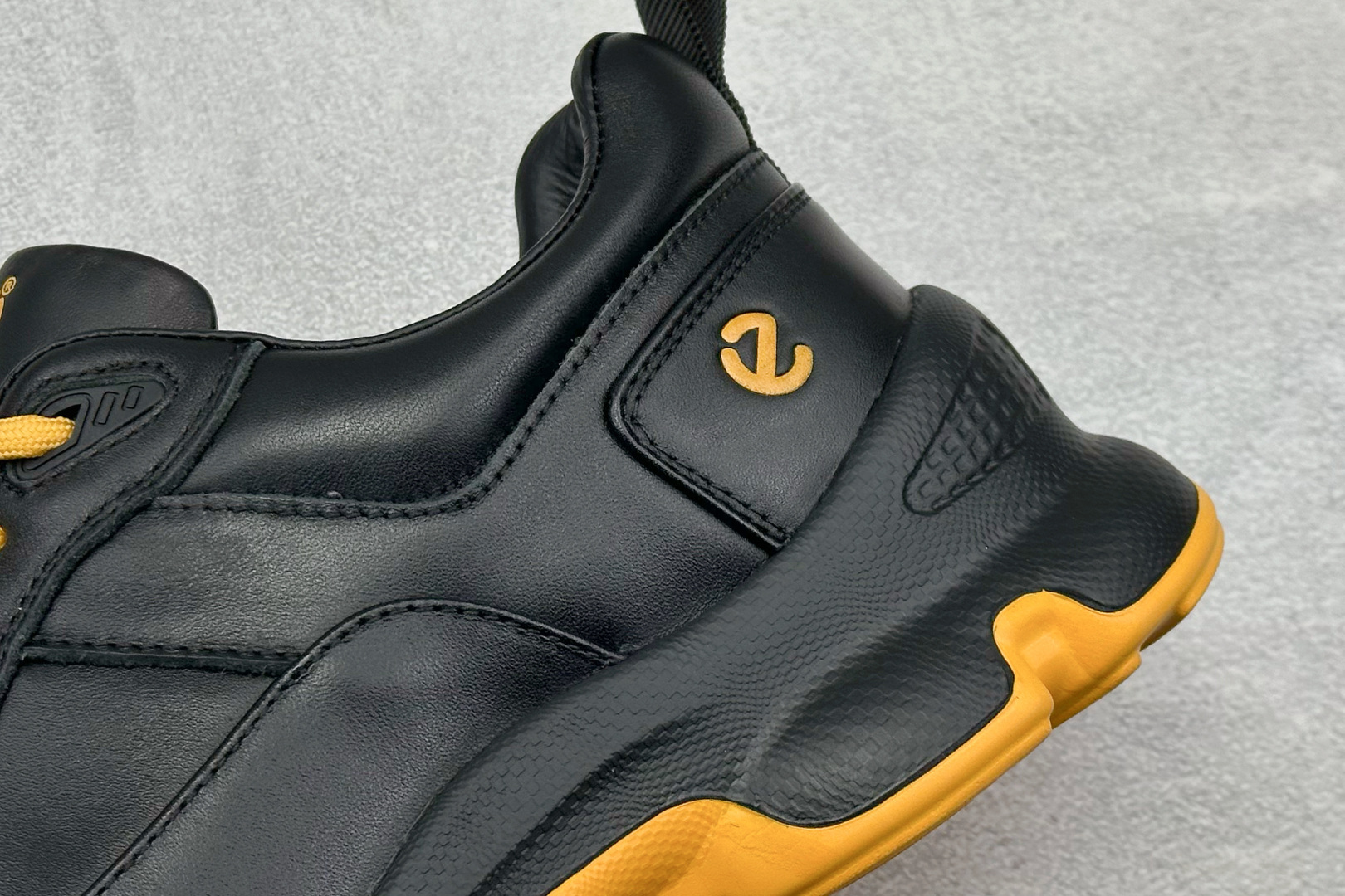 300 ECCO爱步运动鞋男 秋季双色拼接透气舒适跑步鞋 825922-01