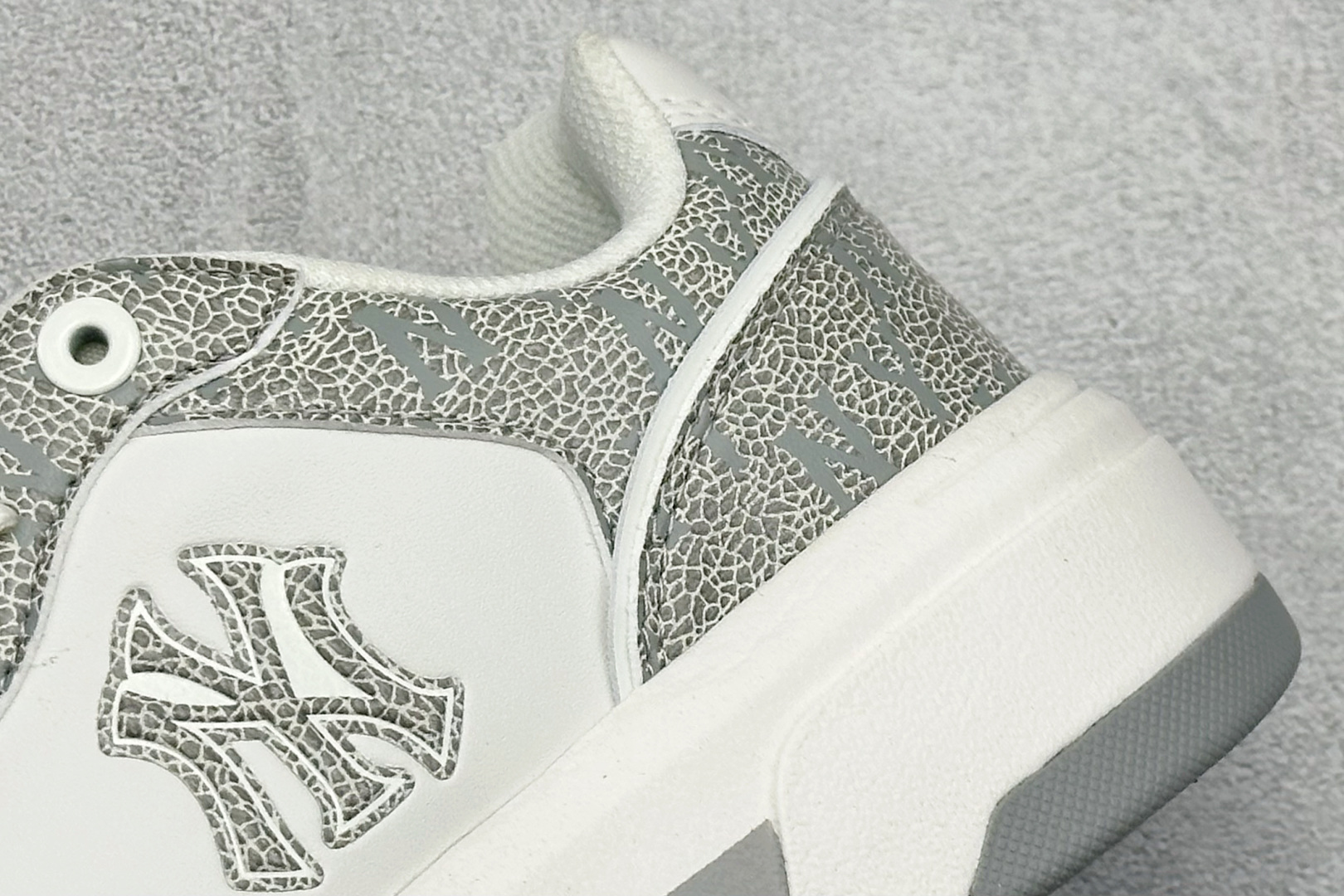 180 New York Yankees x MLB Chunky Liner Low 学长系列低帮老爹风轻量增高厚底百搭休闲运动板鞋 3ASXP025N