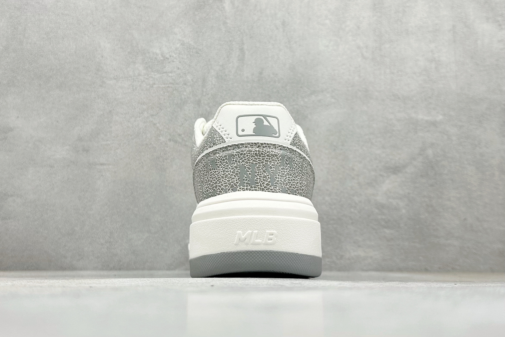 180 New York Yankees x MLB Chunky Liner Low 学长系列低帮老爹风轻量增高厚底百搭休闲运动板鞋 3ASXP025N