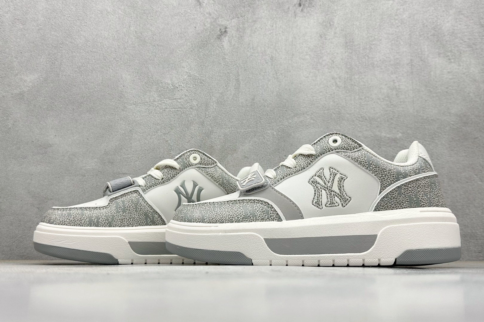 180 New York Yankees x MLB Chunky Liner Low 学长系列低帮老爹风轻量增高厚底百搭休闲运动板鞋 3ASXP025N