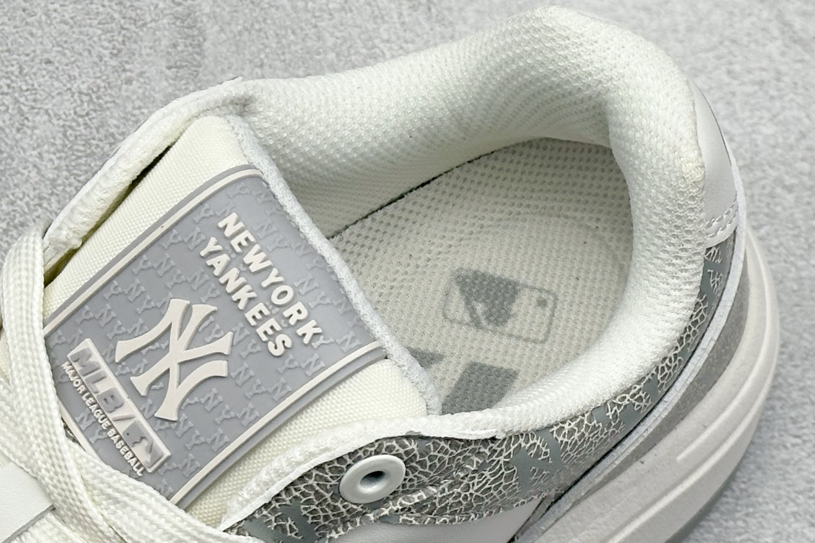 180 New York Yankees x MLB Chunky Liner Low 学长系列低帮老爹风轻量增高厚底百搭休闲运动板鞋 3ASXP025N