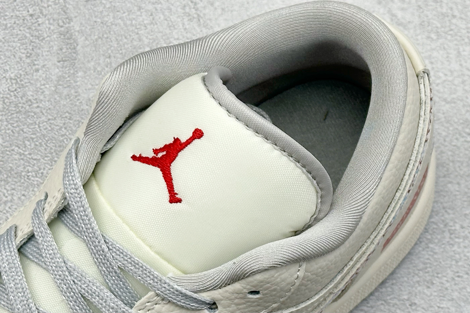 XC版Nike Jordan Air Jordan 1“Supreme联名——米白彩勾” 高端定制 低帮 复古 减震 防滑 耐磨 篮球鞋 LR8888-014-High Quatity Cheap Brand wholesale wholesaler seller Clothes Bags handbags Sneakers Top Fashion Clothing Shoes from China Factory Chinese suppliers best Quality Beautiful Price XC版Nike Jordan Air Jordan 1“Supreme联名——米白彩勾” 高端定制 低帮 复古 减震 防滑 耐磨 篮球鞋 LR8888-014