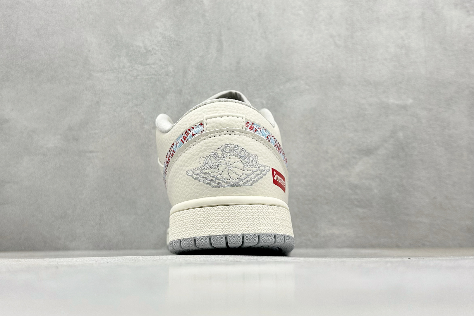 XC版Nike Jordan Air Jordan 1“Supreme联名——米白彩勾” 高端定制 低帮 复古 减震 防滑 耐磨 篮球鞋 LR8888-014-High Quatity Cheap Brand wholesale wholesaler seller Clothes Bags handbags Sneakers Top Fashion Clothing Shoes from China Factory Chinese suppliers best Quality Beautiful Price XC版Nike Jordan Air Jordan 1“Supreme联名——米白彩勾” 高端定制 低帮 复古 减震 防滑 耐磨 篮球鞋 LR8888-014