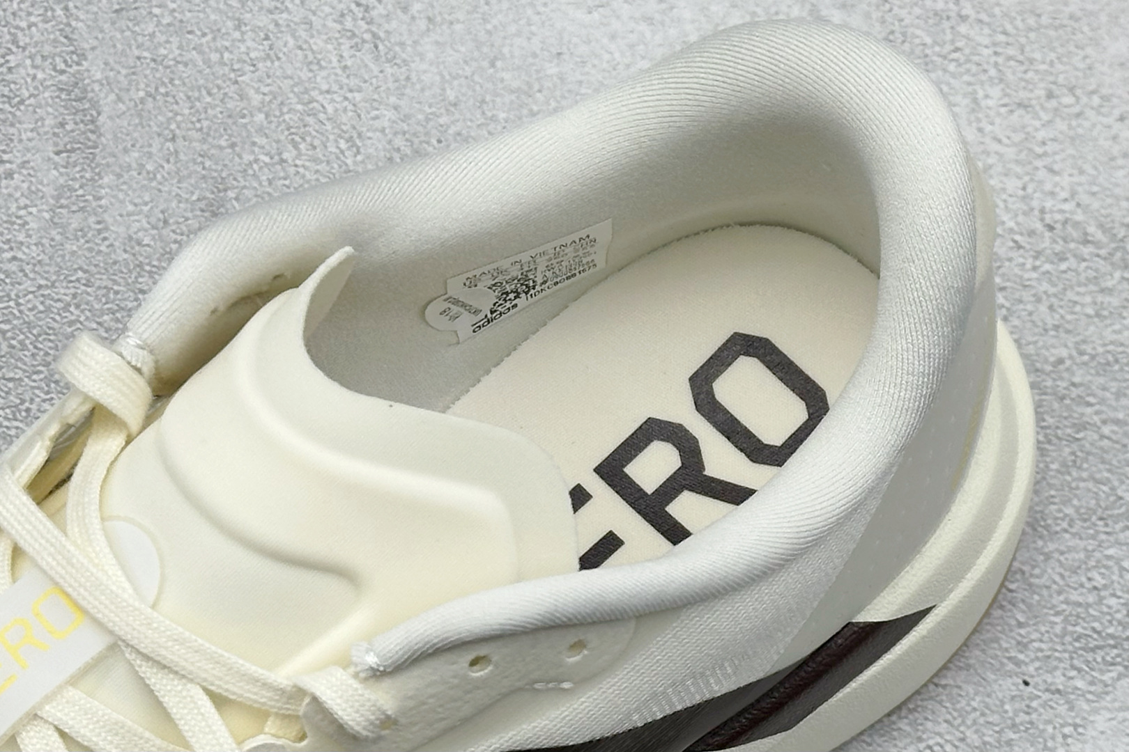 RS版 Adidas Adizero Evo SL 阿迪超轻透气缓震跑鞋整体外观造型与adiZero A