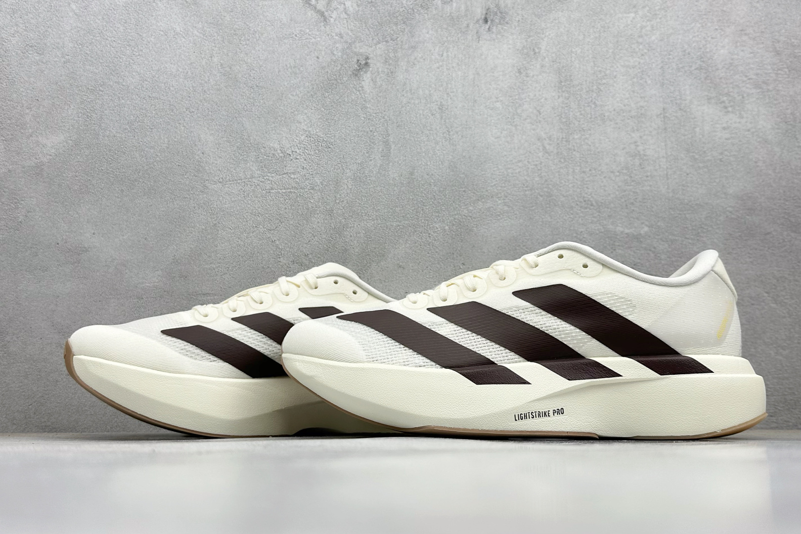 RS版 Adidas Adizero Evo SL 阿迪超轻透气缓震跑鞋整体外观造型与adiZero A