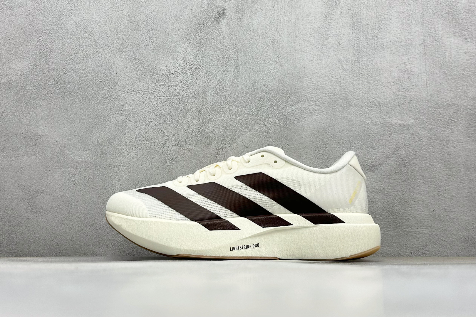 RS版 Adidas Adizero Evo SL 阿迪超轻透气缓震跑鞋整体外观造型与adiZero A