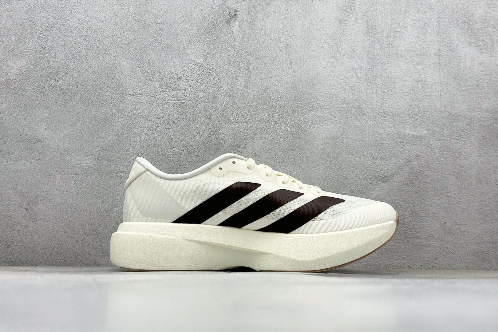 RS版 Adidas Adizero Evo SL 阿迪超轻透气缓震跑鞋整体外观造型与adiZero A