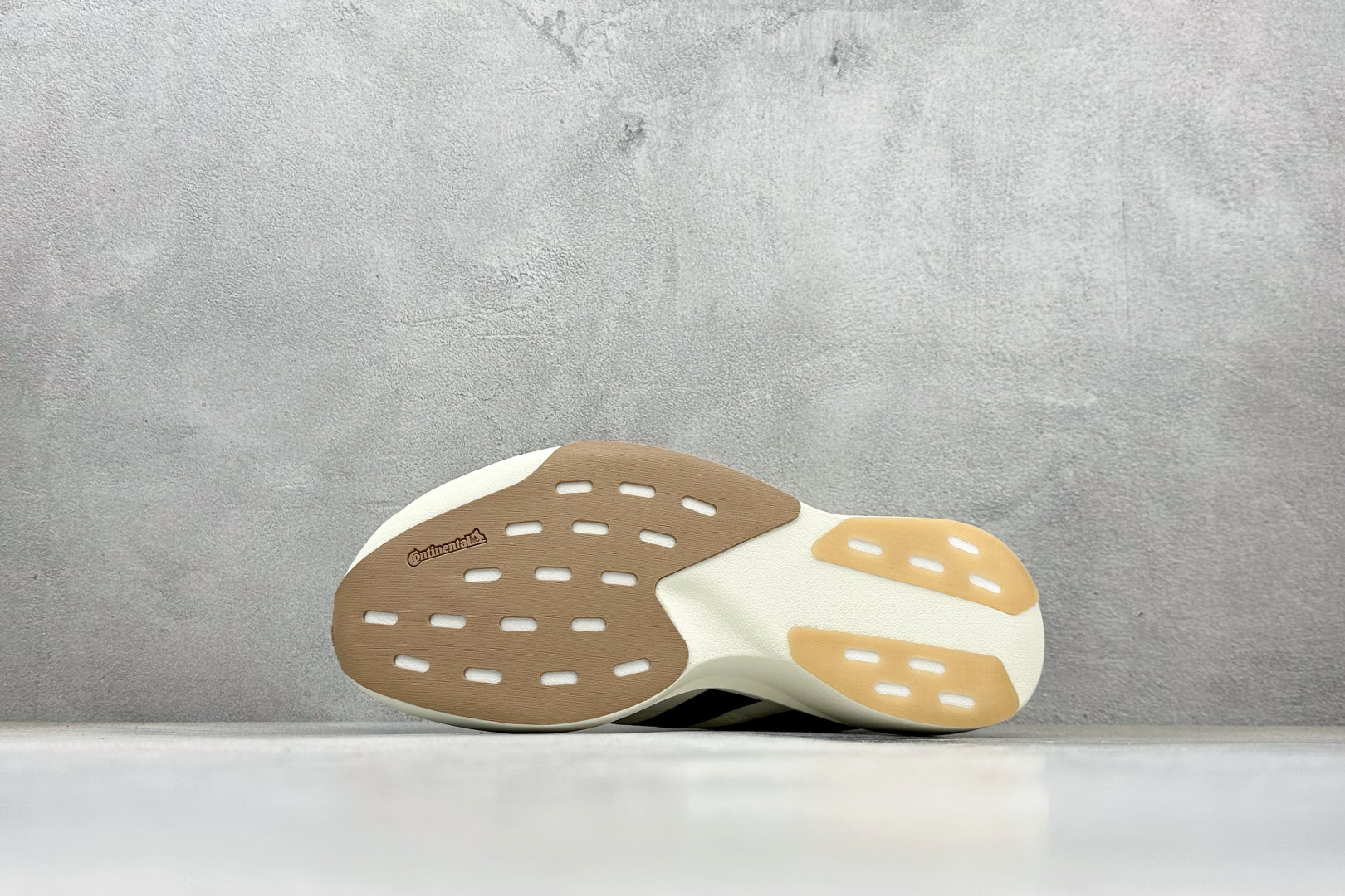 RS版 Adidas Adizero Evo SL 阿迪超轻透气缓震跑鞋整体外观造型与adiZero A