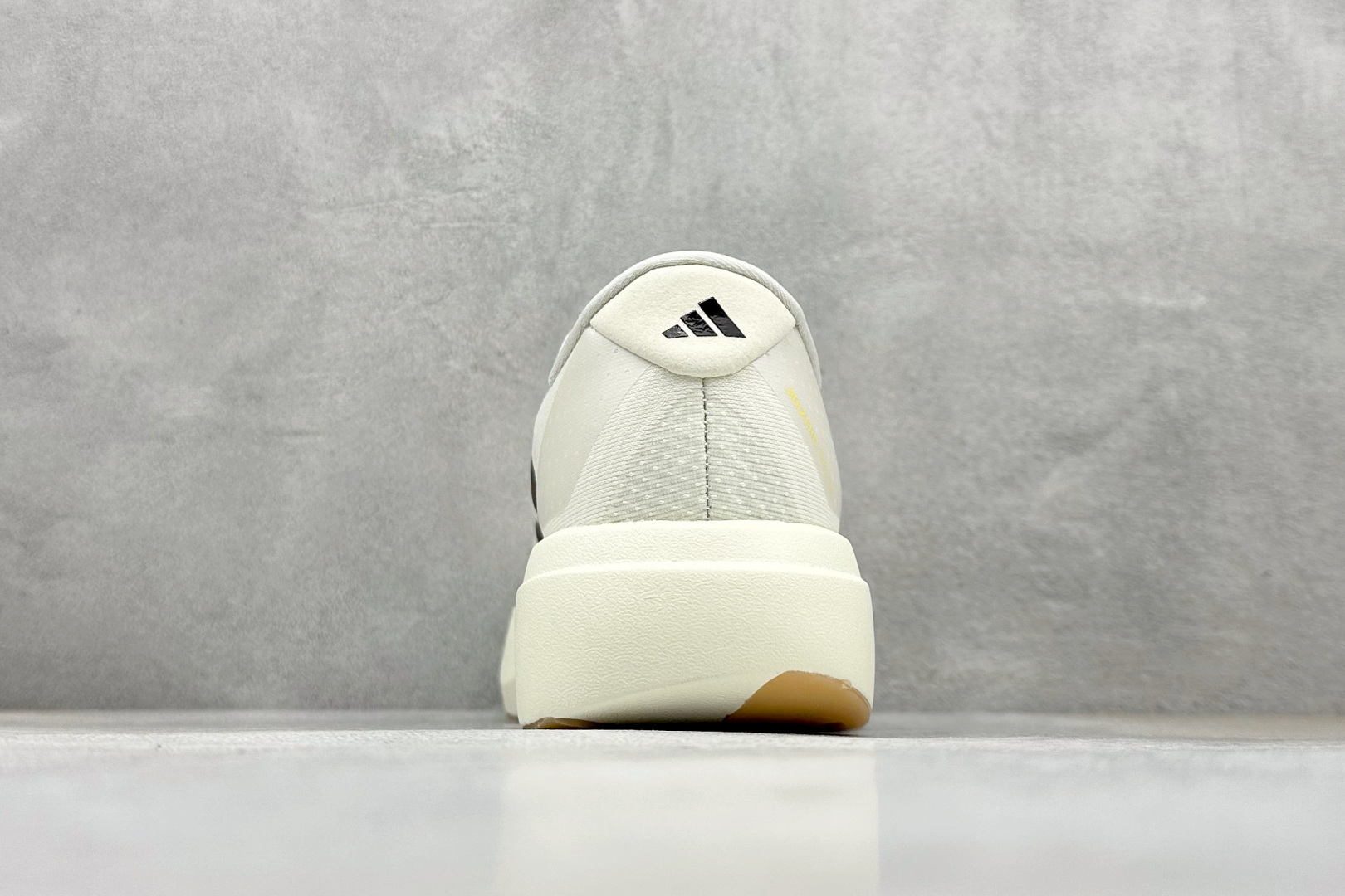 RS版 Adidas Adizero Evo SL 阿迪超轻透气缓震跑鞋整体外观造型与adiZero A