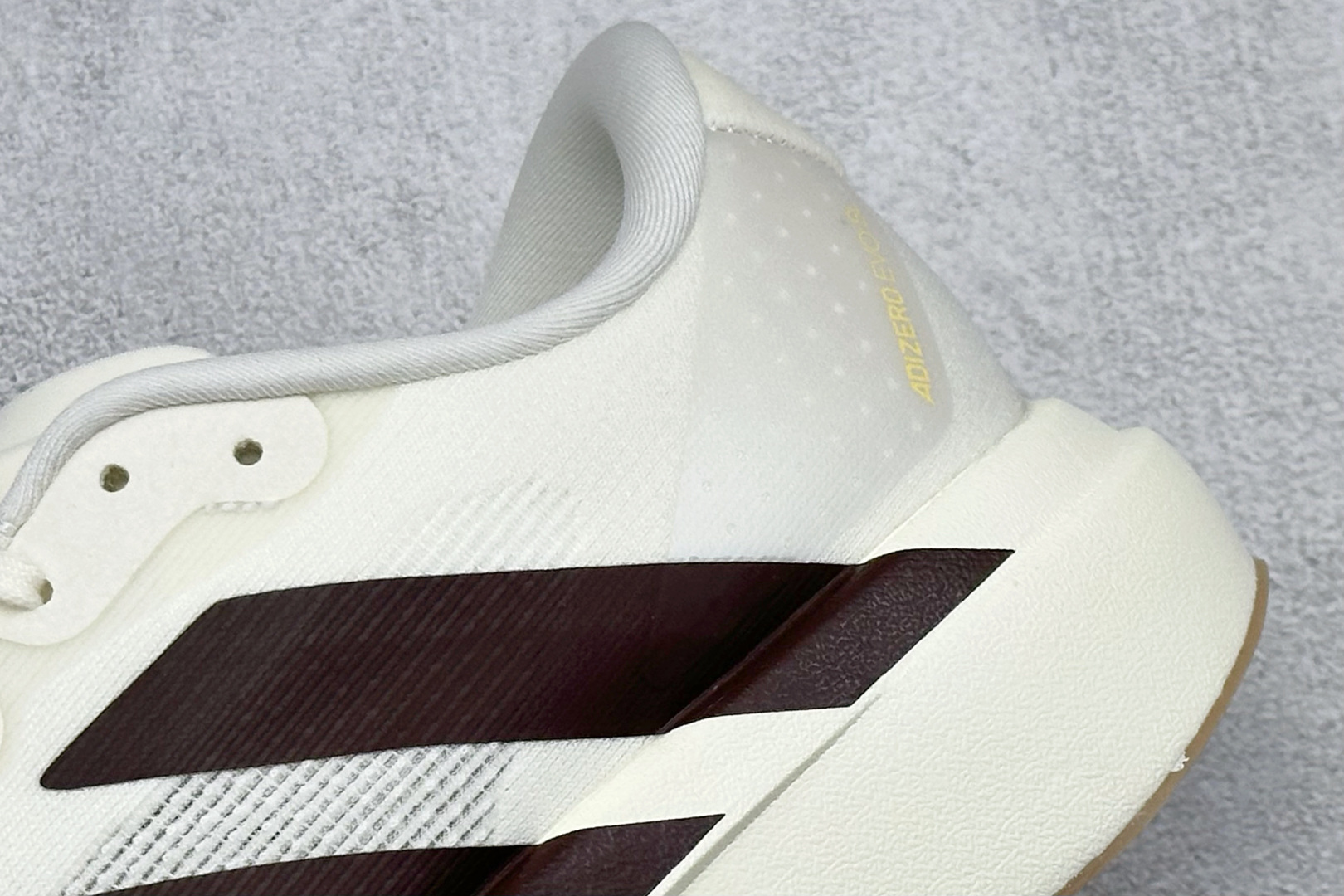 RS版 Adidas Adizero Evo SL 阿迪超轻透气缓震跑鞋整体外观造型与adiZero A