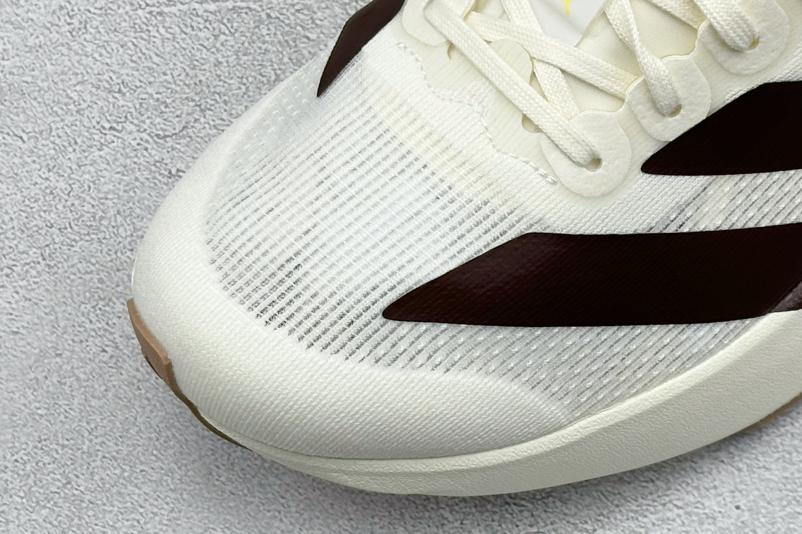 RS版 Adidas Adizero Evo SL 阿迪超轻透气缓震跑鞋整体外观造型与adiZero A