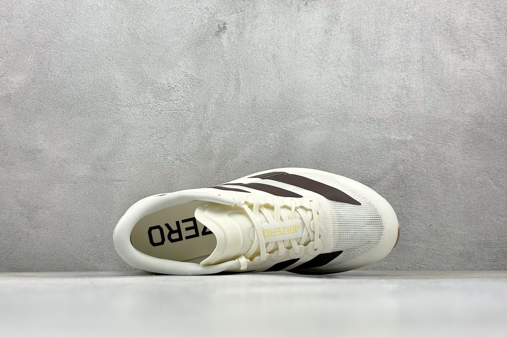 RS版 Adidas Adizero Evo SL 阿迪超轻透气缓震跑鞋整体外观造型与adiZero A