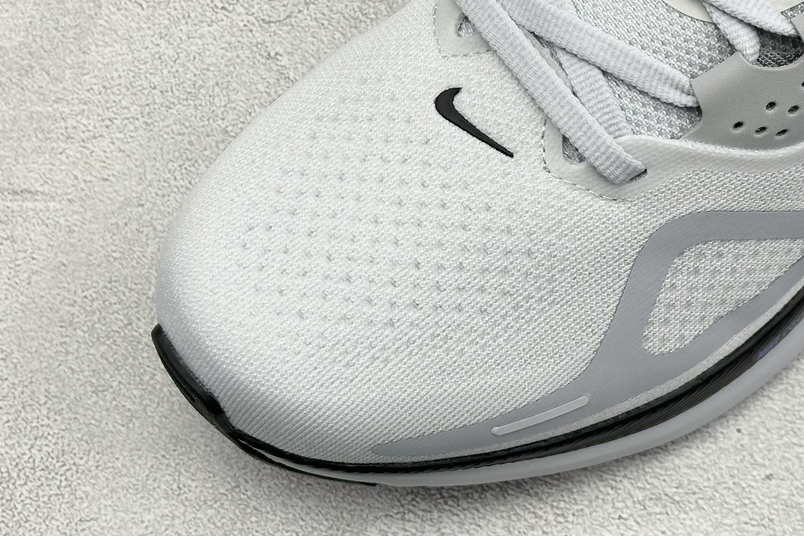 RS版NK Zoom Structure 26代 缓震舒适轻量跑步鞋鞋面采用聚酯纤维网面材质制作。鞋身整