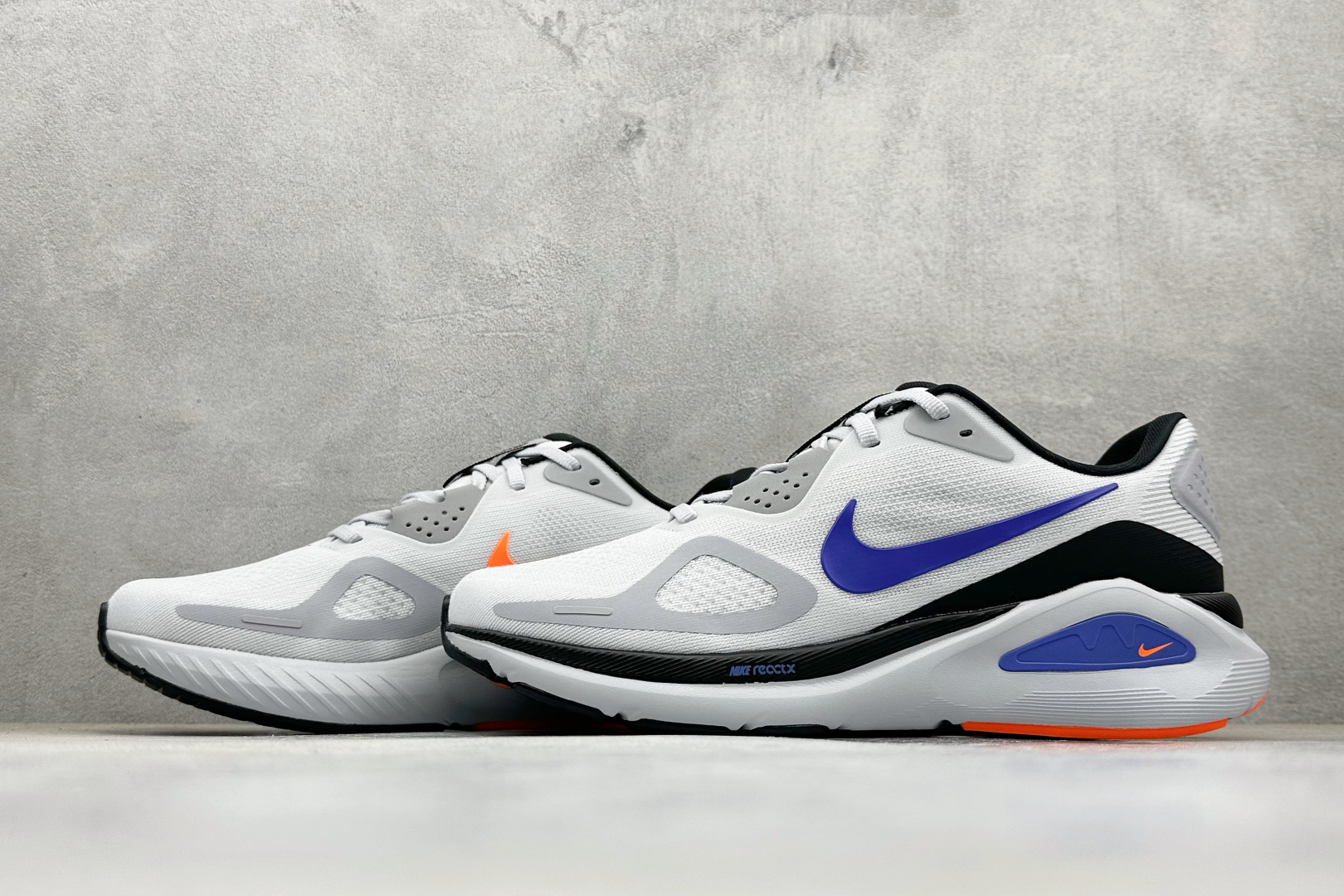 RS版NK Zoom Structure 26代 缓震舒适轻量跑步鞋鞋面采用聚酯纤维网面材质制作。鞋身整