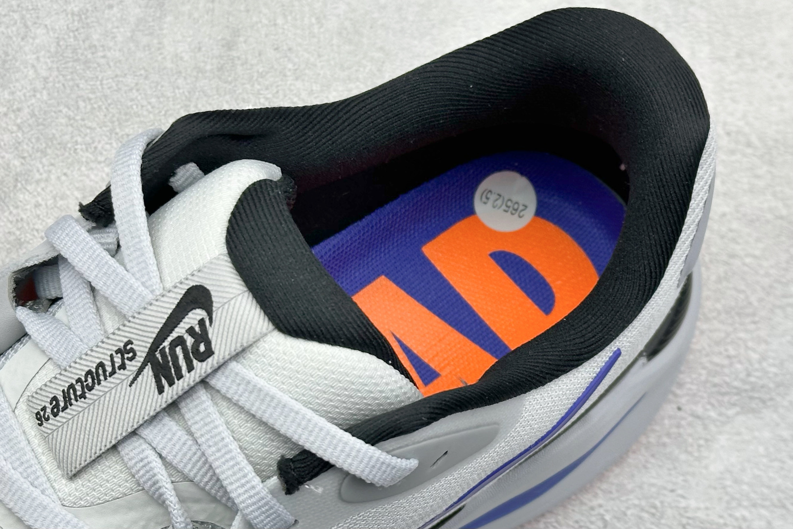 RS版NK Zoom Structure 26代 缓震舒适轻量跑步鞋鞋面采用聚酯纤维网面材质制作。鞋身整