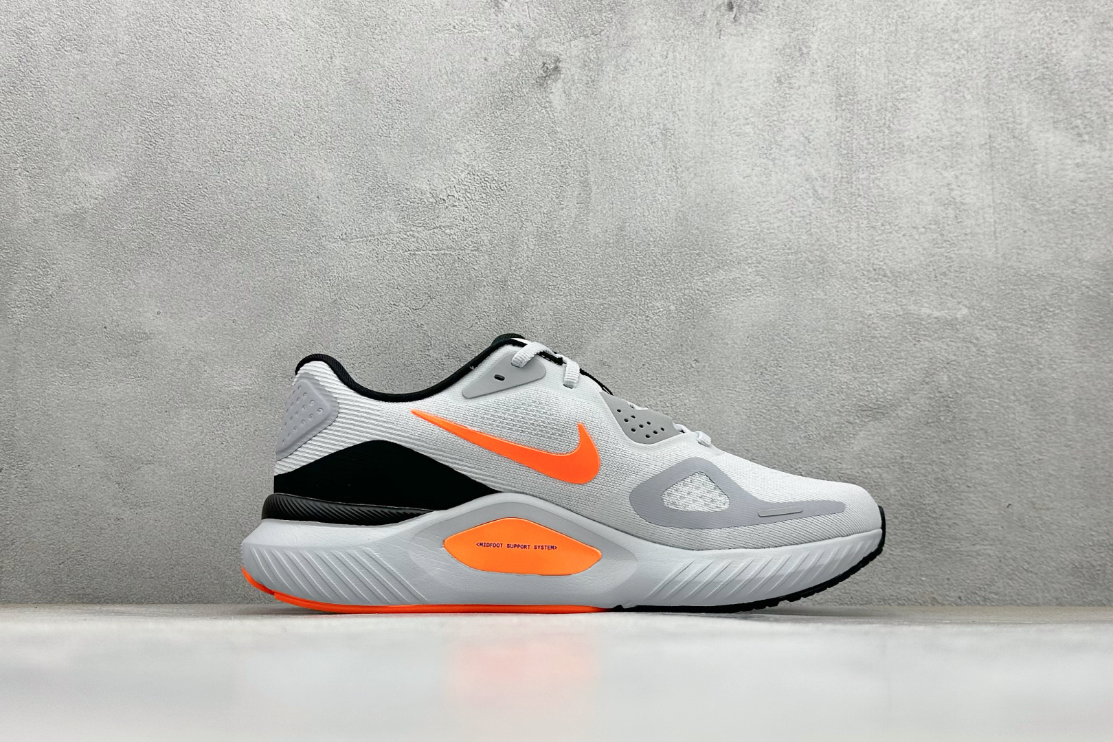 RS版NK Zoom Structure 26代 缓震舒适轻量跑步鞋鞋面采用聚酯纤维网面材质制作。鞋身整