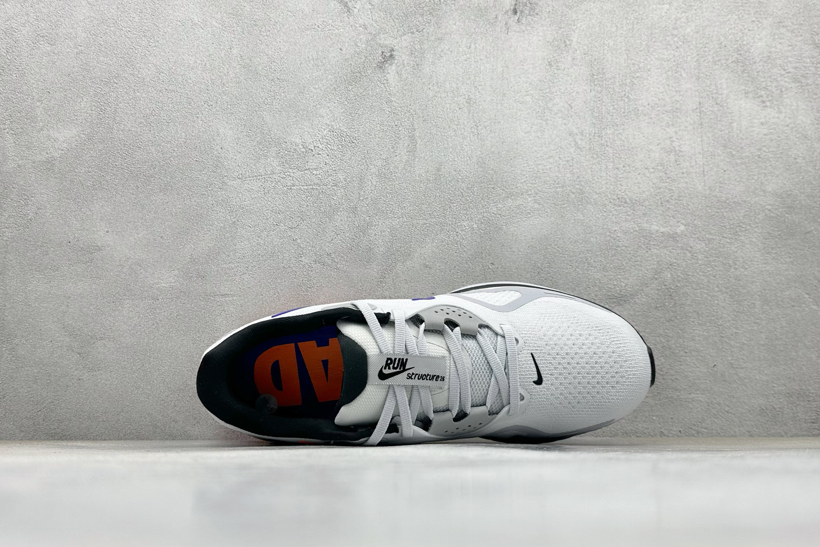 RS版NK Zoom Structure 26代 缓震舒适轻量跑步鞋鞋面采用聚酯纤维网面材质制作。鞋身整