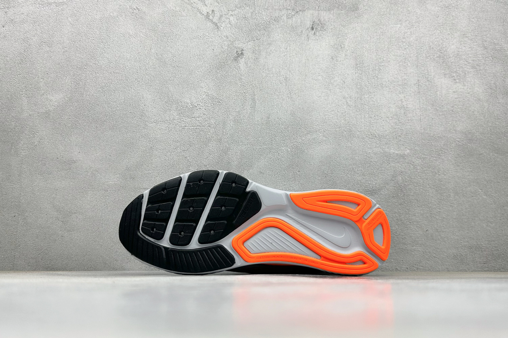 RS版NK Zoom Structure 26代 缓震舒适轻量跑步鞋鞋面采用聚酯纤维网面材质制作。鞋身整