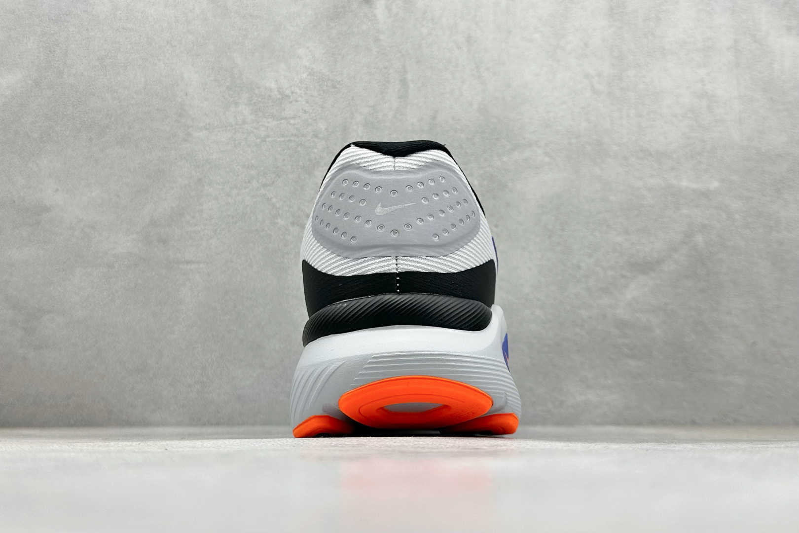 RS版NK Zoom Structure 26代 缓震舒适轻量跑步鞋鞋面采用聚酯纤维网面材质制作。鞋身整