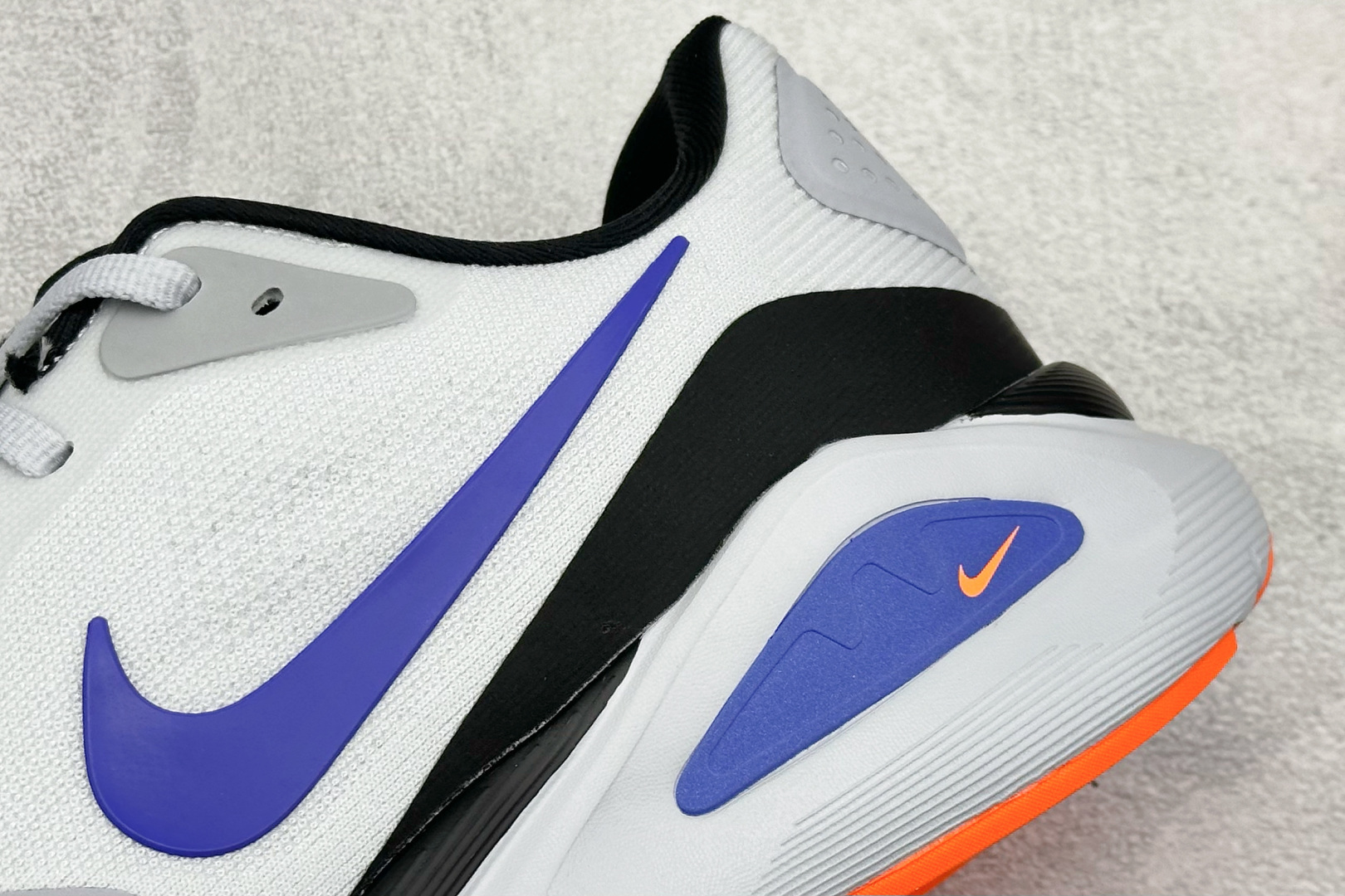 RS版NK Zoom Structure 26代 缓震舒适轻量跑步鞋鞋面采用聚酯纤维网面材质制作。鞋身整