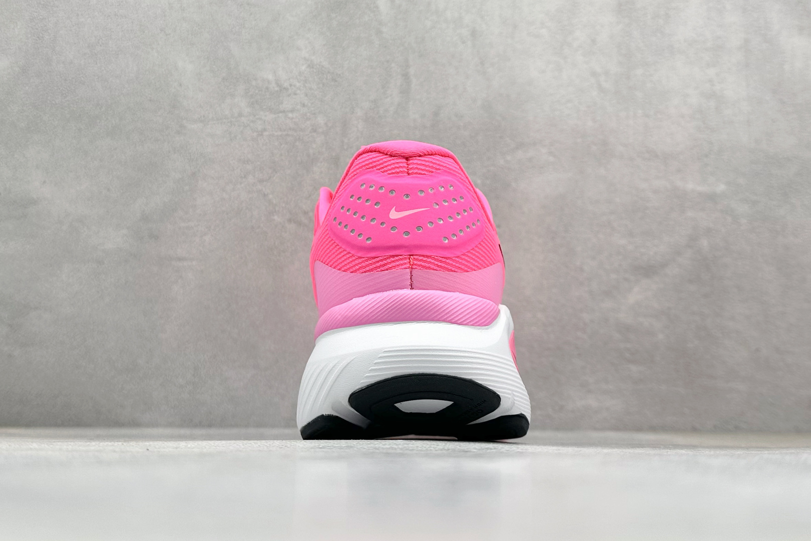 RS版NK Zoom Structure 26代 缓震舒适轻量跑步鞋鞋面采用聚酯纤维网面材质制作。鞋身整