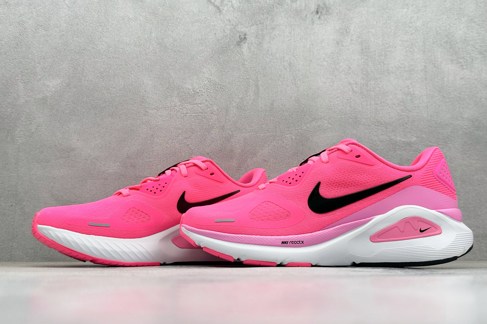 RS版NK Zoom Structure 26代 缓震舒适轻量跑步鞋鞋面采用聚酯纤维网面材质制作。鞋身整