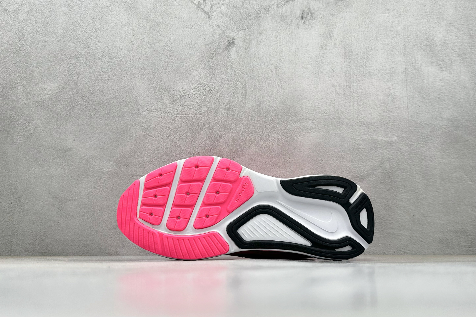 RS版NK Zoom Structure 26代 缓震舒适轻量跑步鞋鞋面采用聚酯纤维网面材质制作。鞋身整