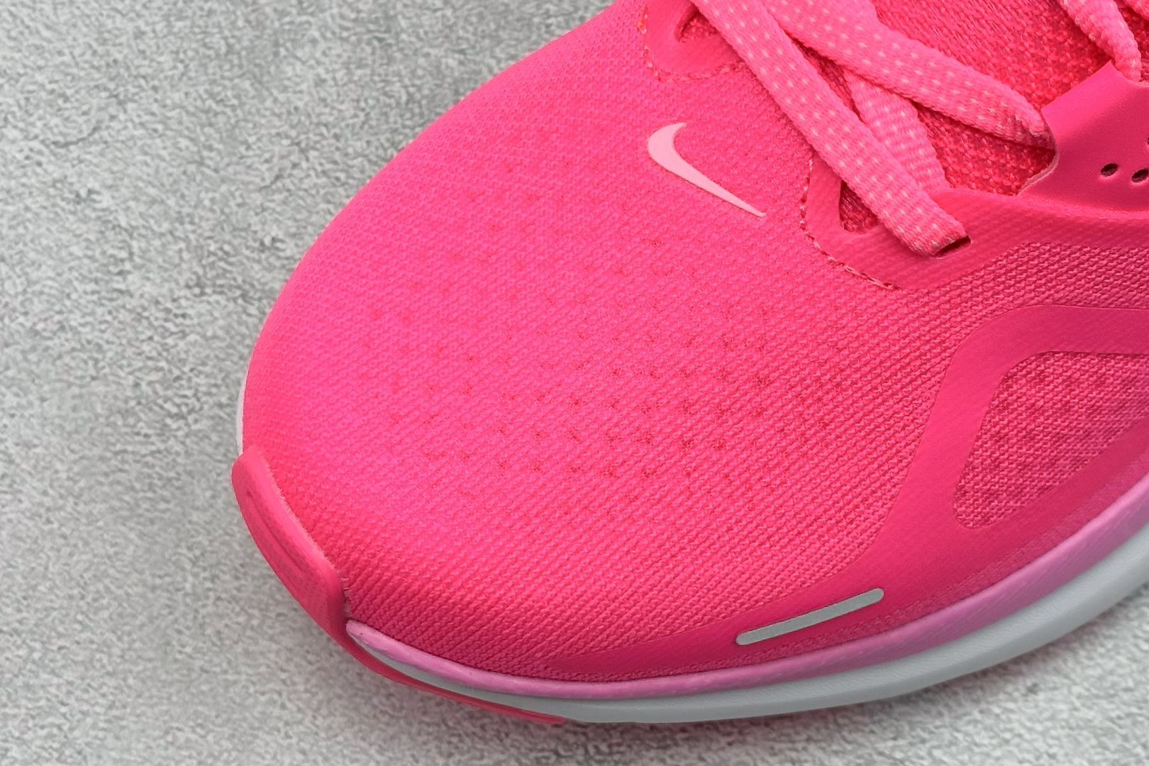 RS版NK Zoom Structure 26代 缓震舒适轻量跑步鞋鞋面采用聚酯纤维网面材质制作。鞋身整