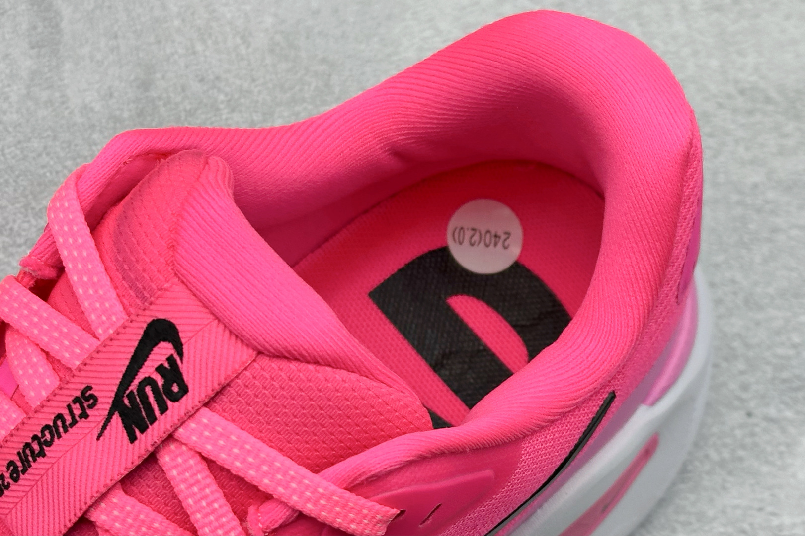 RS版NK Zoom Structure 26代 缓震舒适轻量跑步鞋鞋面采用聚酯纤维网面材质制作。鞋身整