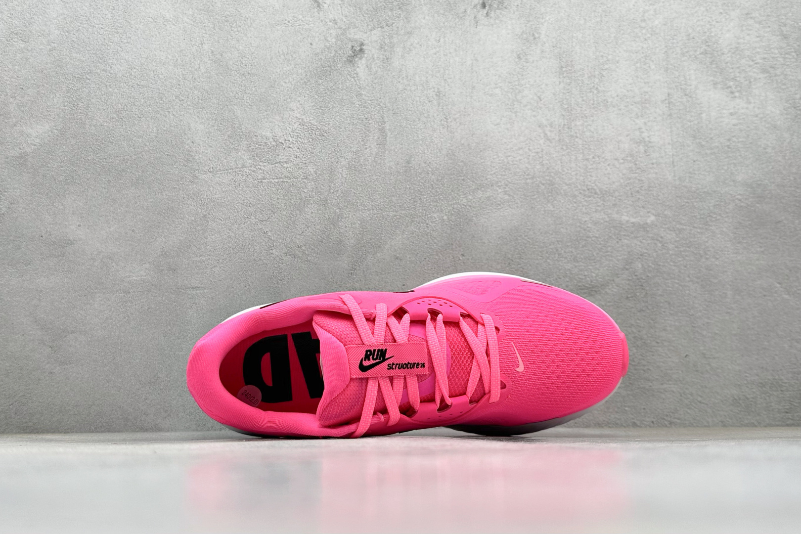 RS版NK Zoom Structure 26代 缓震舒适轻量跑步鞋鞋面采用聚酯纤维网面材质制作。鞋身整