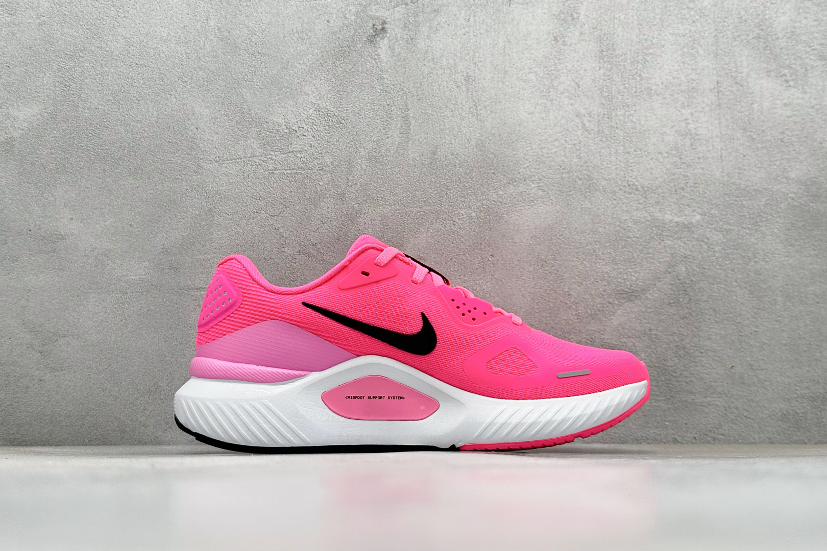 RS版NK Zoom Structure 26代 缓震舒适轻量跑步鞋鞋面采用聚酯纤维网面材质制作。鞋身整