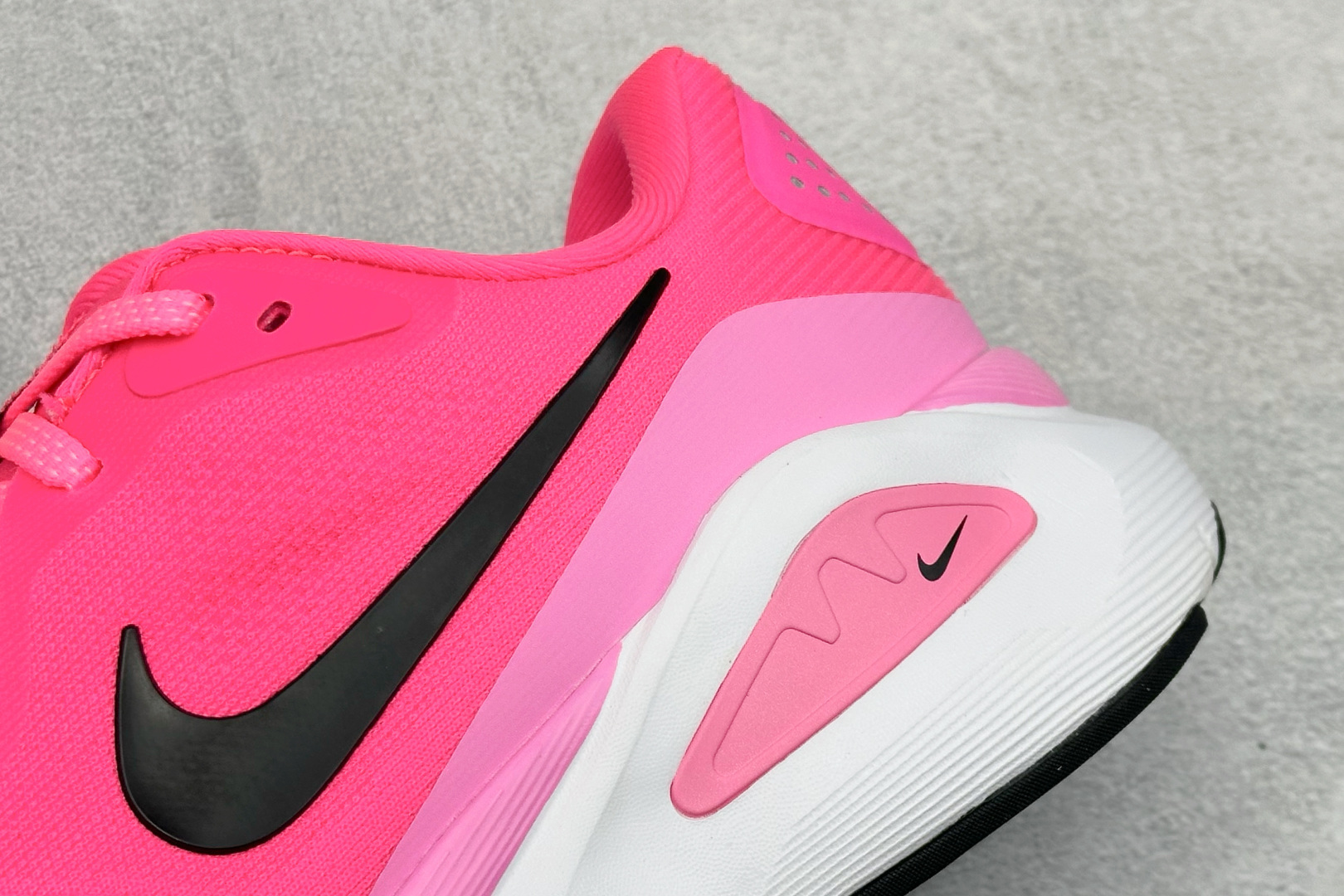 RS版NK Zoom Structure 26代 缓震舒适轻量跑步鞋鞋面采用聚酯纤维网面材质制作。鞋身整