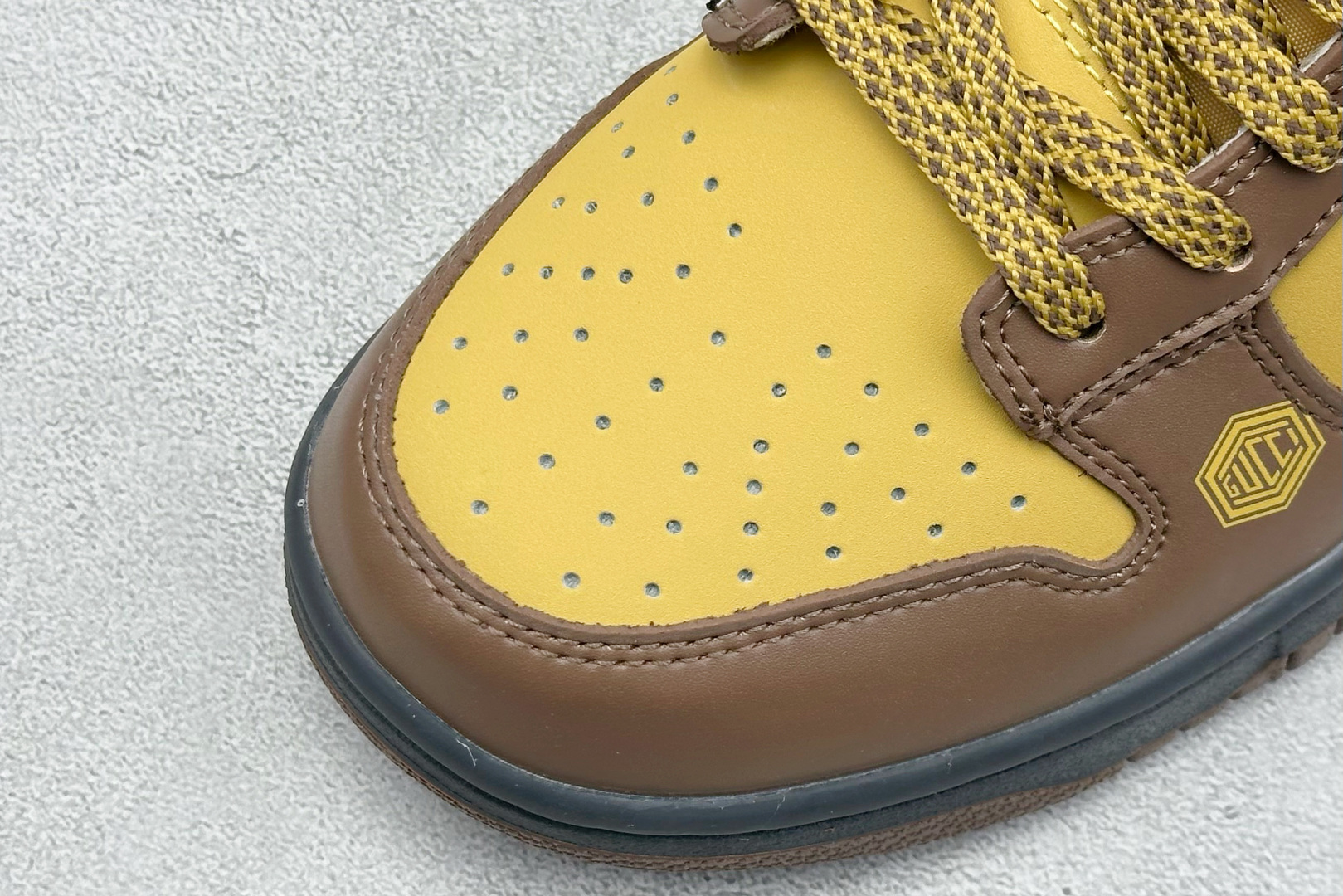 Nike SB Dunk Low “古驰联名——双拼绿白勾” 高端定制 低帮休闲板鞋 DJ1988-001