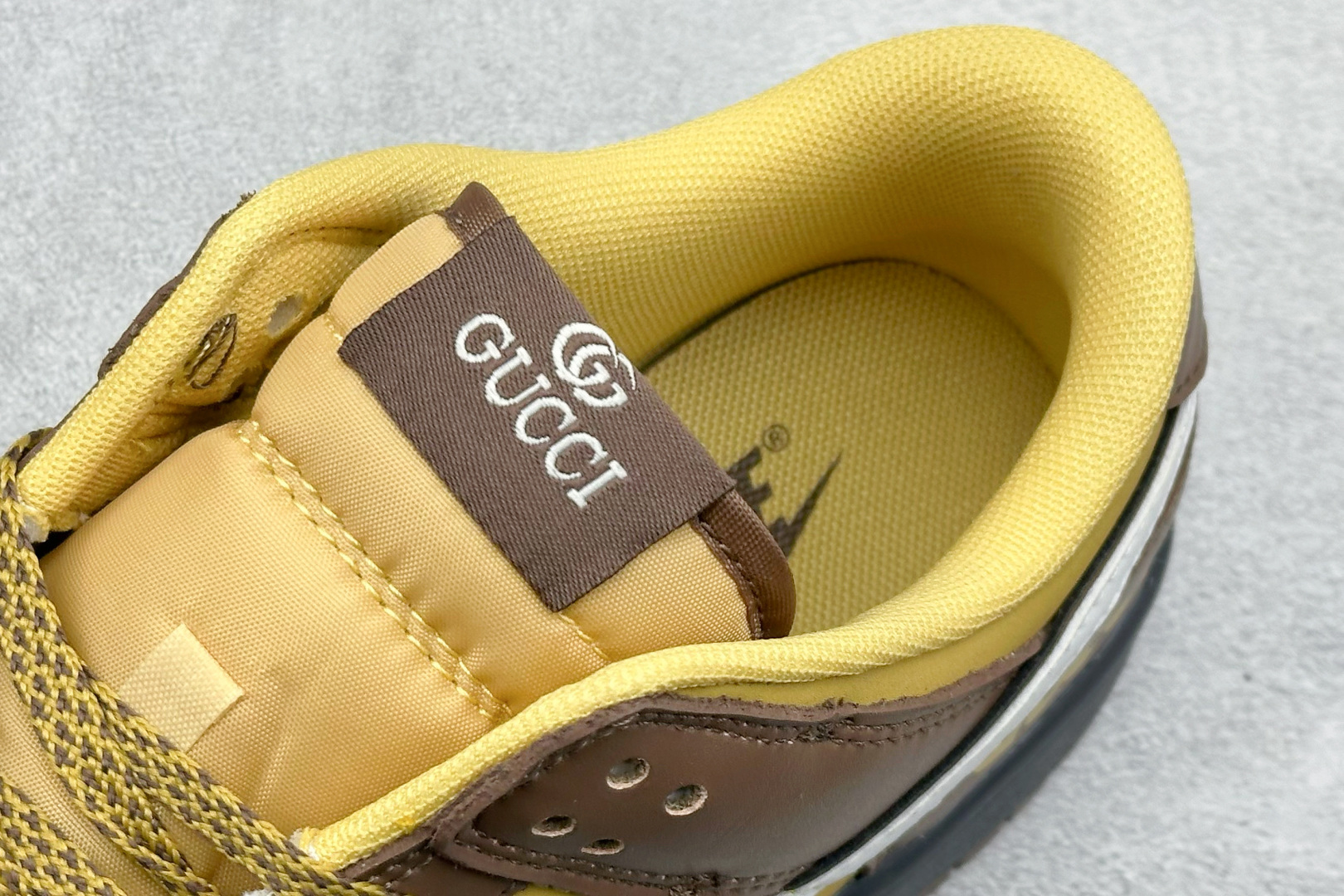 Nike SB Dunk Low “古驰联名——双拼绿白勾” 高端定制 低帮休闲板鞋 DJ1988-001