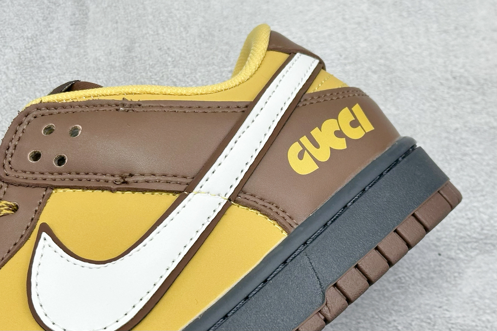 Nike SB Dunk Low “古驰联名——双拼绿白勾” 高端定制 低帮休闲板鞋 DJ1988-001