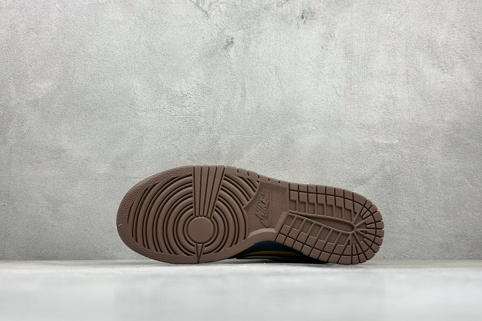 Nike SB Dunk Low “古驰联名——双拼绿白勾” 高端定制 低帮休闲板鞋 DJ1988-001