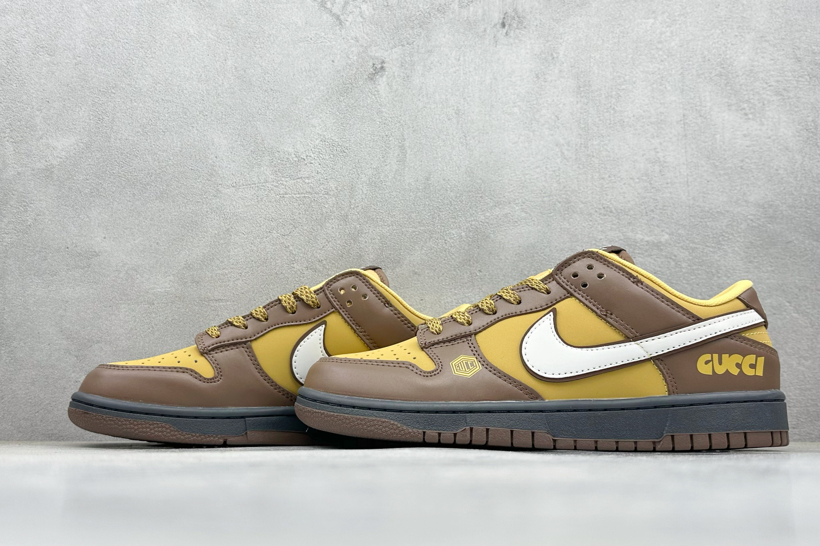 Nike SB Dunk Low “古驰联名——双拼绿白勾” 高端定制 低帮休闲板鞋 DJ1988-001