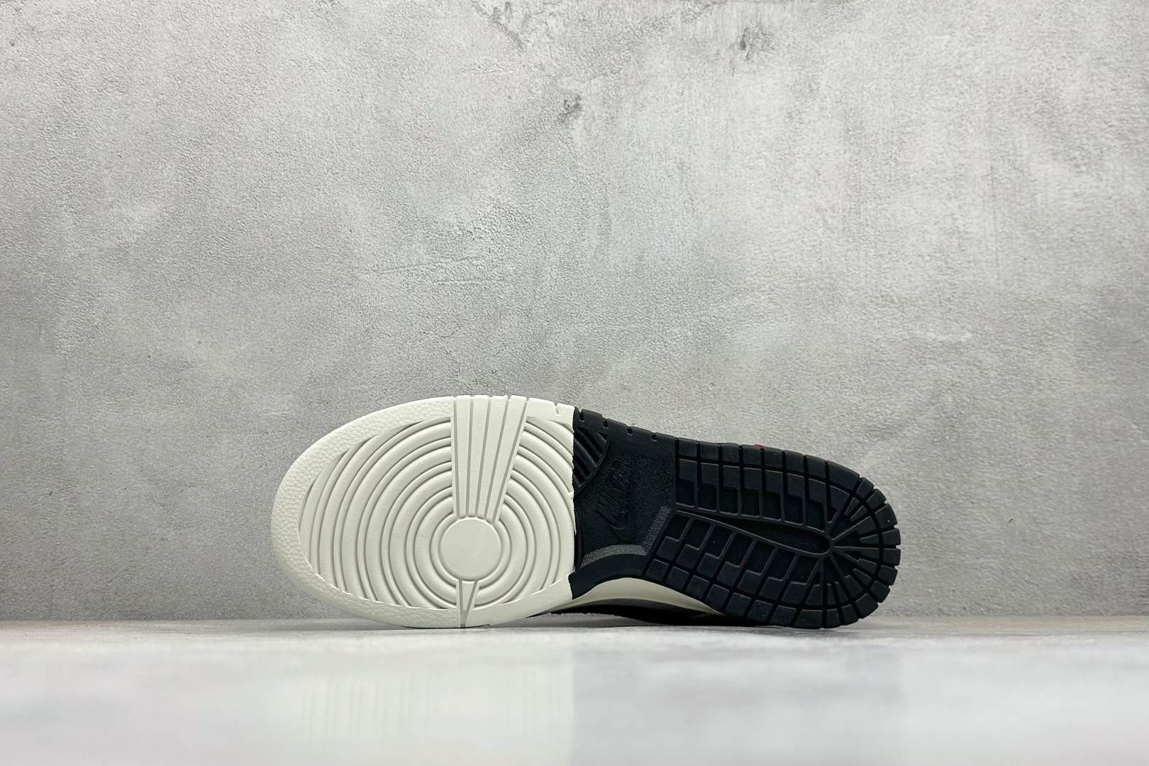 Nike SB Dunk Low“LV联名——白灰黑” 高端定制 低帮休闲板鞋 YF9511-904