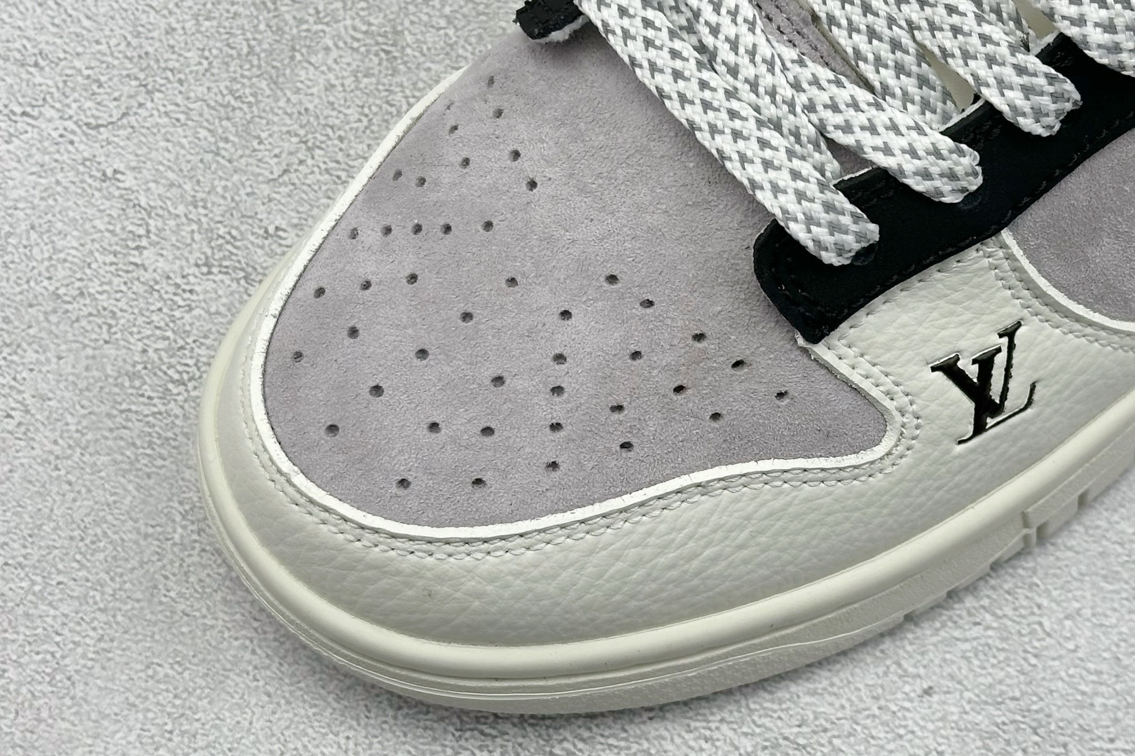 Nike SB Dunk Low“LV联名——白灰黑” 高端定制 低帮休闲板鞋 YF9511-904