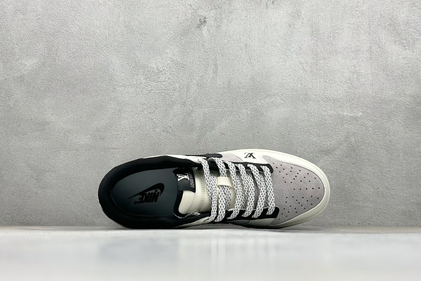Nike SB Dunk Low“LV联名——白灰黑” 高端定制 低帮休闲板鞋 YF9511-904
