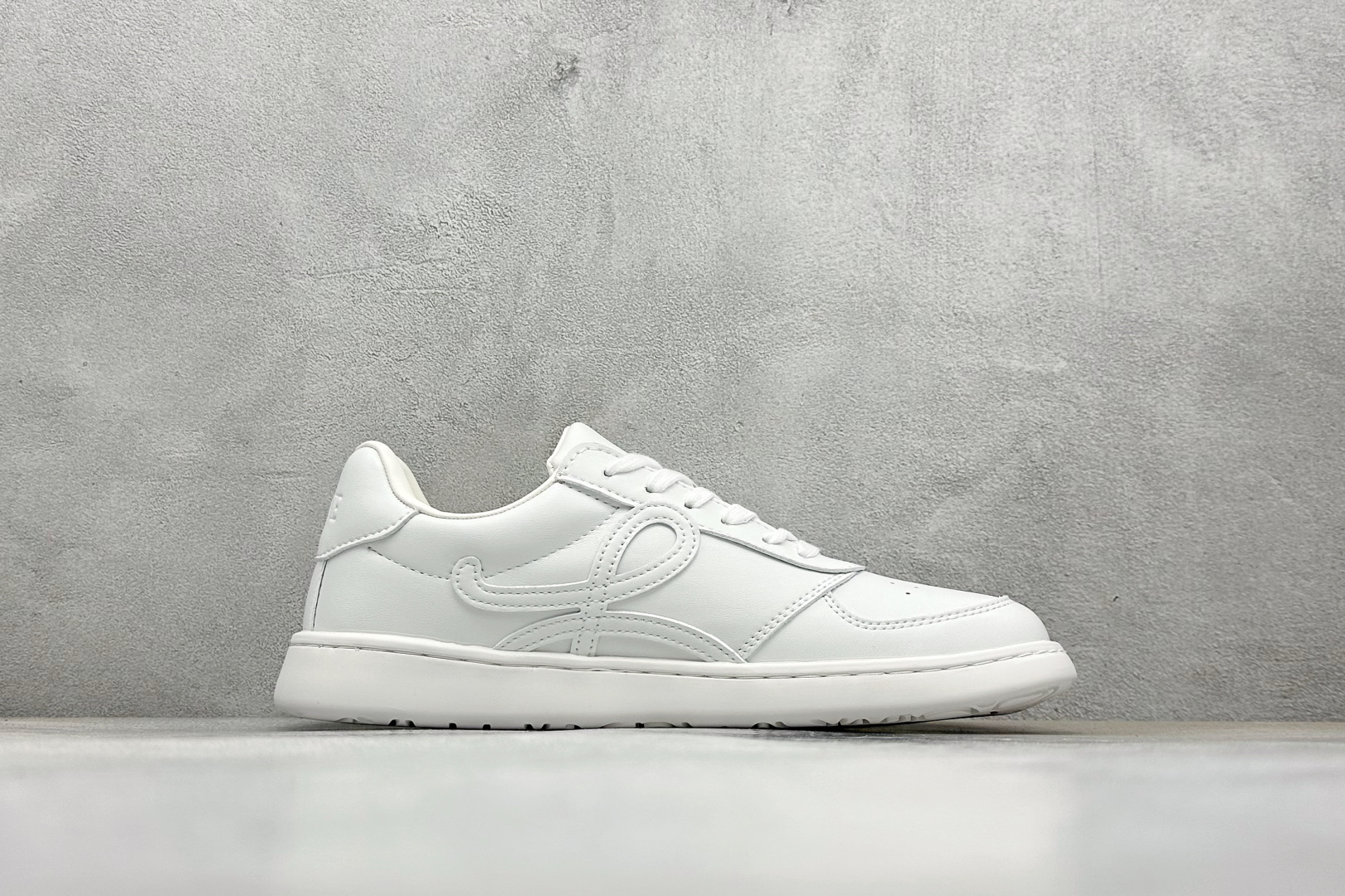 210 S版LOEWE罗意威 Jambo 牛皮革 圆头系带 低帮 板鞋 M816282XBN-2100-Chinese UA Cheap High Quatity Brand Clothes Bags handbags Sneakers wholesale wholesaler seller from China Factory suppliers Fashion Clothing Shoes best Quality Beautiful Price 210 S版LOEWE罗意威 Jambo 牛皮革 圆头系带 低帮 板鞋 M816282XBN-2100